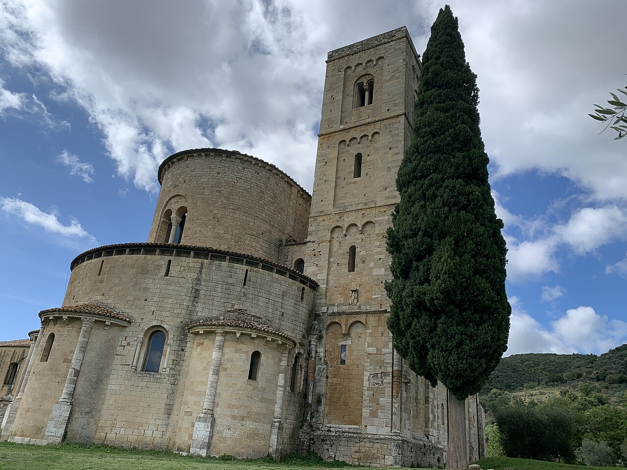 Abbazia di Sant'Antimo 12세기 로마네스크 외관